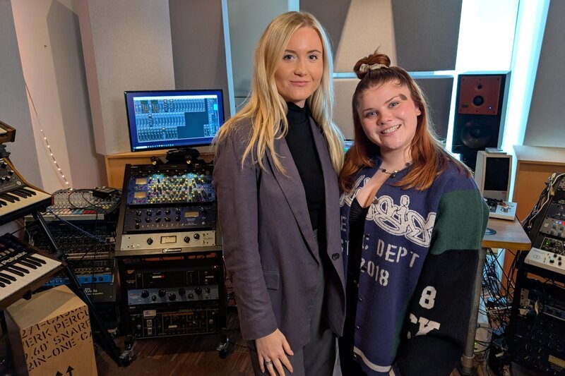 Reporterin Franziska Wandura (l.) startet den Selbstversuch: Kann sie mit einem eigenen Song viral gehen? Unterstützung bekommt sie außerdem von Sängerin Loi, die selbst durch Social Media bekannt wurde. – Bild: RTL /​ me:works