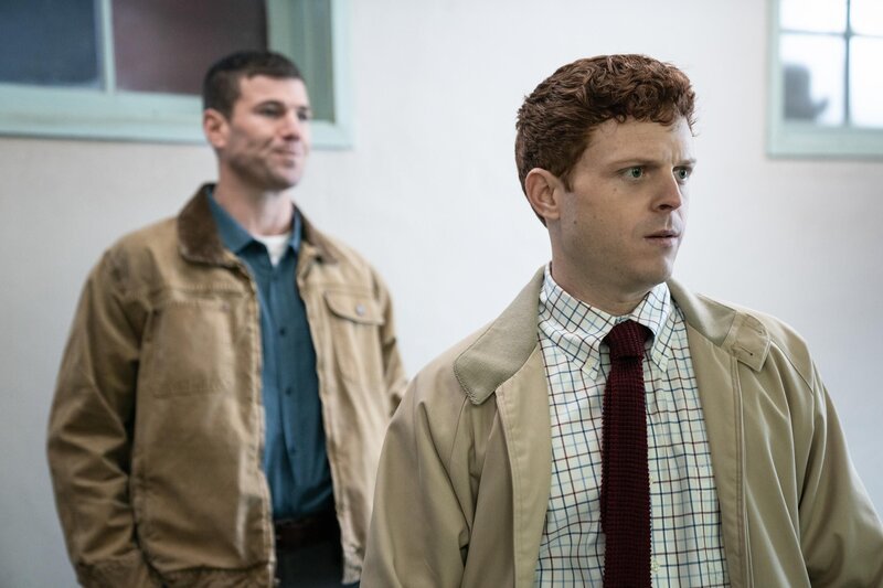 Special Agent Leroy Jethro Gibbs (Austin Stowell, l.); Special Agent Bernard Randolf (Caleb Foote, r.) – Bild: Erik Voake /​ CBS Broadcasting, Inc.