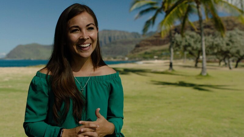 Realtor Jennifer Haole standing by the ocean as seen on Hawaii Hunters (portrait) – Bild: Scripps.