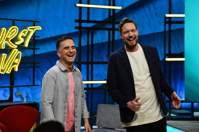 Özcan Cosar (l.); Bastian Bielendorfer (r.) – Bild: ProSieben /​ Steffen Z. Wolff