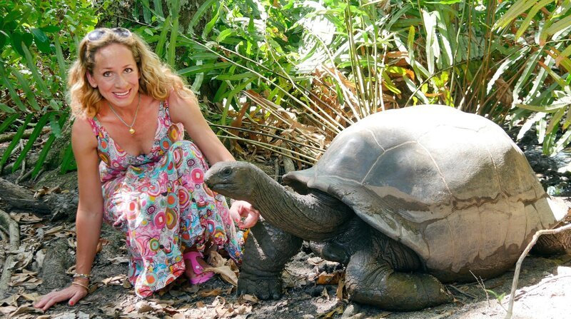 Moderatorin Tamina Kallert mit einer freilaufenden Riesenschildkröte. – Bild: ZDF und WDR/​Sabine Fricke