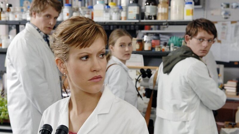 Die Nerds haben Mitleid wegen Alexs (Wolke Hegenbarth) Eltern. v.li.: Erwin (Alexander Koll), Alex (Wolke Hegenbarth), Susanne (Jennifer Rapp) und Andreas (Patrick Güldenberg). – Bild: RTL