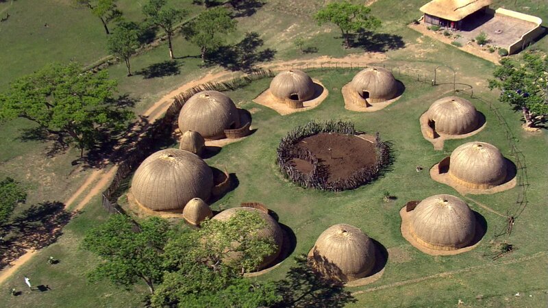 Diese moderne Rekonstruktion zeigt einen so genannten Kraal, also eine Siedlung mit Gehege für das Vieh – Bild: Skyworks /​ ZDF