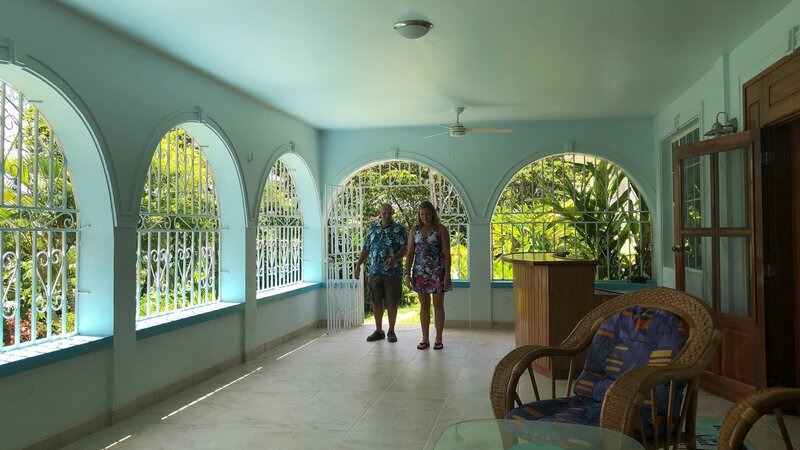 Interior, Clients David and Gina on patio of Calabash Breeze Property in Roatan, Honduras. As seen on HGTV’s Caribbean life. – Bild: HGTV /​ Discover HCBLF1610_IMG_9170 /​ Scripps.