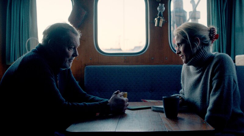 Marie Sand trifft den ehemaligen Handballtrainer Damtoeft (Hans Henrik Clemensen) der beiden Mädchen – Bild: SWR