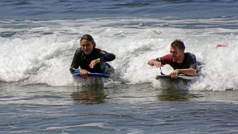 Stefan in der Welle mit der Bodyboard-Weltmeisterin Alexandra Rinder – Bild: ZDF/​Annalena Renneisen