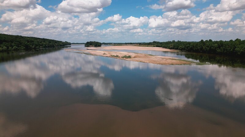 NDR Fernsehen DIE LOIRE, „Vom Zentralmassiv bis zum Atlantik“, am Sonntag (14.09.25) um 20:15 Uhr. Die sich ständig verändernden Sandbänke sind typisch für die wilde Loire. © NDR/​Sebastian Wagner, honorarfrei – Verwendung gemäß der AGB im engen inhaltlichen, redaktionellen Zusammenhang mit genannter NDR-Sendung und bei Nennung „Bild: NDR/​Sebastian Wagner“ (S2). NDR Presse und Information/​Fotoredaktion, Tel: 040/​4156⁠–⁠2333 oder -2305, pressefoto@ndr.de – Bild: NDR/​Sebastian Wagner
