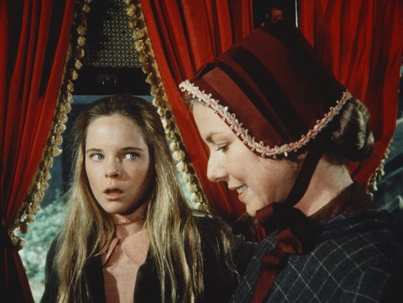 Caroline (Karen Grassle, r.) gelingt es nicht, Mary (Melissa Sue Anderson) darüber hinwegzutrösten, dass sie bei dem Wettbewerb nur Zweite wurde. – Bild: Worldvision Lizenzbild frei