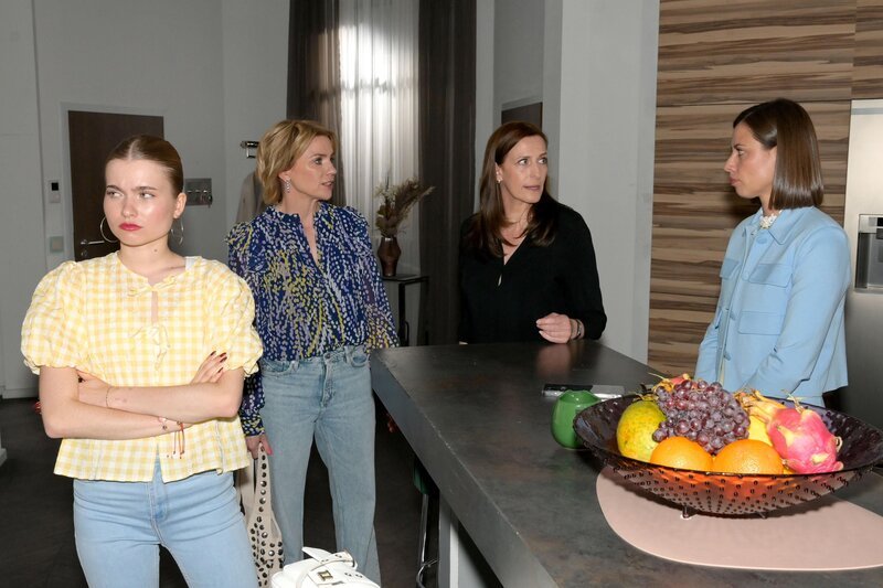 Im Schatten des Skandals um Gerner will Matilda (Anna-Katharina Fecher) als CEO der Bank zurücktreten. Von links: Johanna (Charlott Reschke), Yvonne (Gisa Zach) und Katrin (Ulrike Frank) – Bild: RTL /​ Rolf Baumgartner