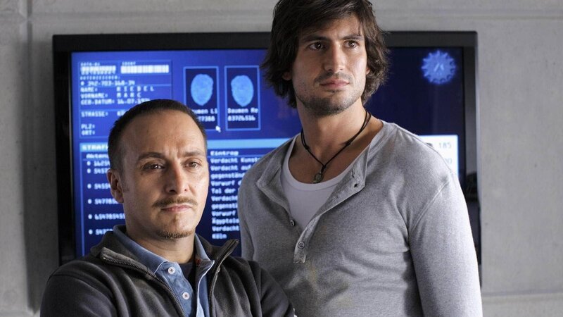 Semir (Erdogan Atalay, li.) und Ben (Tom Beck) sind beeindruckt, wie tapfer sich Katrin trotz des Todes ihres Vaters hält. – Bild: MG RTL D /​ Guido Engels