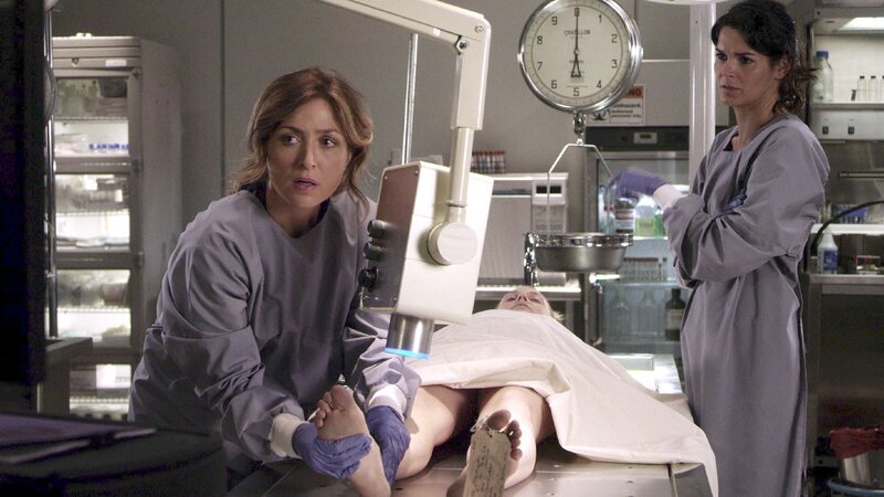 Bei der Autopsie einer ermordeten Studentin entdeckt Maura (Sasha Alexander, r.) einen komplizierten Bänderriss. Mit dieser Verletzung konnte die junge Frau unmöglich Sport treiben können. – Bild: RTL /​ Warner Brothers Ent. /​ Tod auf dem Campus