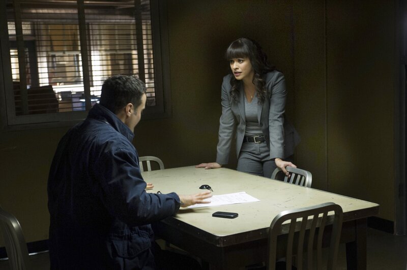 „In The Box“ -- When an emotionally distraught man holds Baez hostage at gunpoint in an interrogation room after she served him with a restraining order, Danny must try to meet his demands before he harms her. Meanwhile, Frank is faced with a personal and moral dilemma when Garrett asks for help in dropping charges filed against his son, on BLUE BLOODS, Friday, Feb. 20 (10:00⁠–⁠11:00 PM, ET/​PT) on the CBS Television Network. Dominic Fumusa guest stars as an emotionally distraught man. Pictured: Marisa Ramirez as Det. Maria Baez. Photo: Jeffrey Neira/​CBS ÃÂ©2015 CBS Broadcasting, Inc. All Rights Reserved. – Bild: 2014 CBS Broadcasting Inc. All Rights Reserved. /​ Jeff Neira Lizenzbild frei