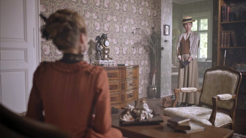 Nachstellung: Cäcilie Zwicker muss ihre Stelle aufgeben. – Bild: ORF/​Clever Contents