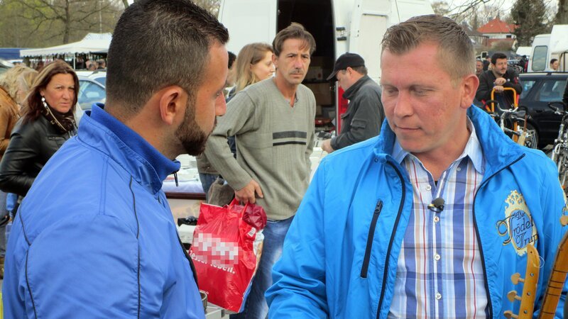 Otto Schulte (re.) mit Interessenten auf dem Flohmarkt – Bild: RTL II