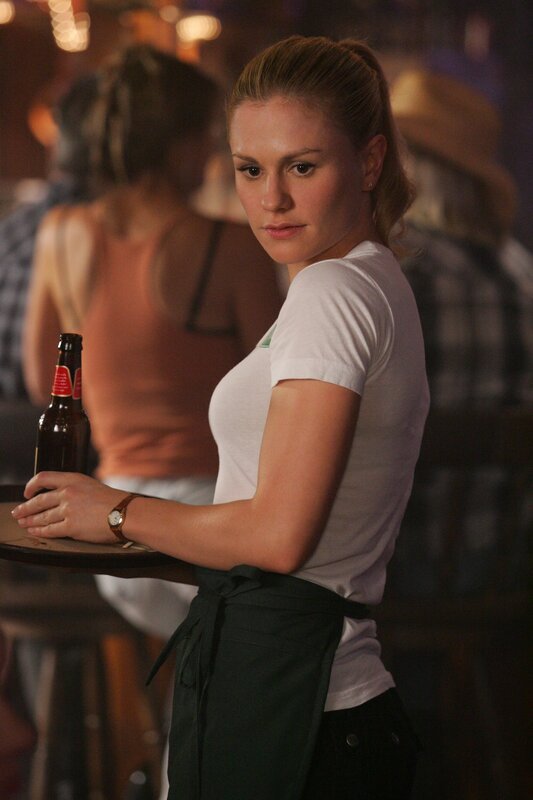 Sookie (Anna Paquin) arbeitet in einer Bar. – Bild: Home Box Office, Inc.