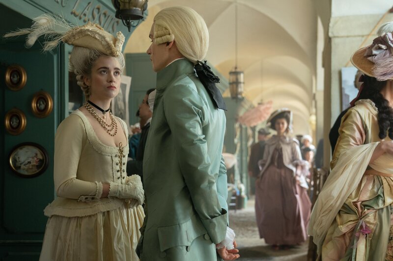 Camille (Alice Englert, l.); Valmont (Nicholas Denton, r.) – Bild: Playground Television Ltd and Lions Gate Television, Inc. /​ Dusan Martincek