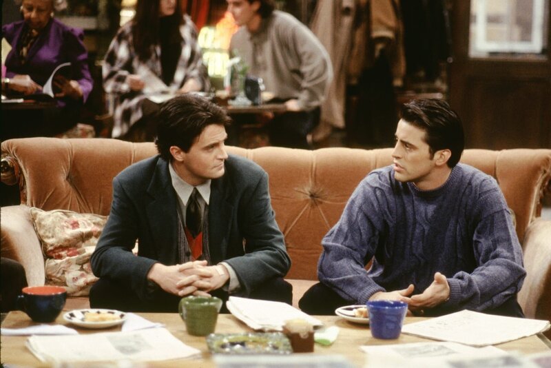 Chandler Bing (Matthew Perry, l.); Joey Tribbiani (Matt LeBlanc, r.) – Bild: Warner TV Comedy