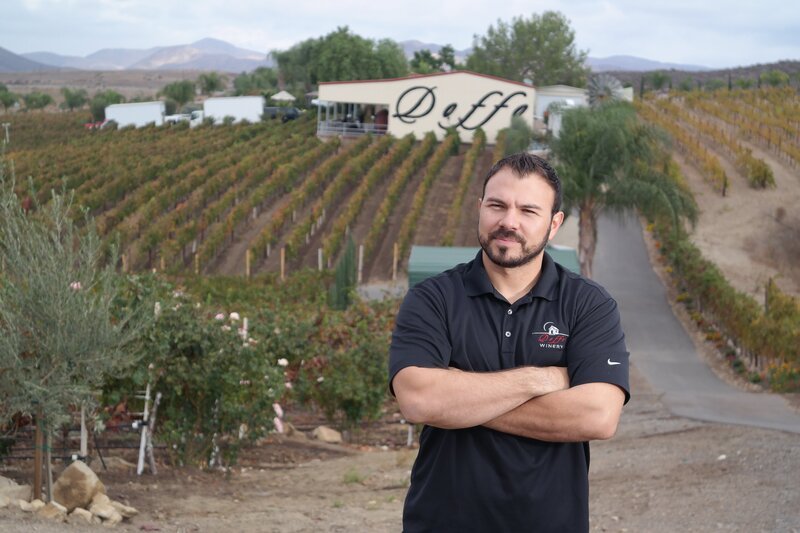 Doffo Winery owner, Damian, stands outside in front of his property in Temecula, California. – Bild: Television Food Network, G.P.