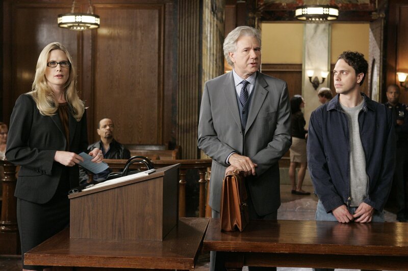 (l-r) Stephanie March as ADA Alexandra Cabot, John Larroquette as Randall Carver, Thomas Sadoski as Joe Thagard – Bild: NBC Universal, Inc