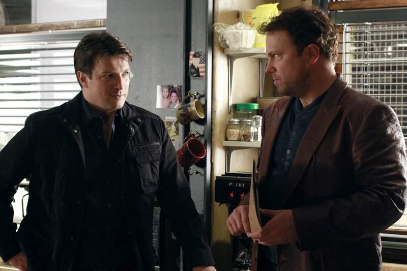 Det. Ethan Slaughter (Adam Baldwin, r.) ist ganz und gar nicht begeistert, dass Richard Castle (Nathan Fillion, r.) ihn bei den Ermittlungen begleiten möchte … – Bild: 2012 American Broadcasting Companies, Inc. All rights reserved. Lizenzbild frei