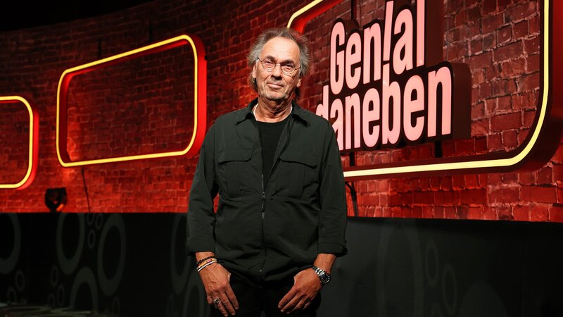 Moderator Hugo Egon Balder stellt fünf Comedians kuriose Zuschauerfragen zur Allgemeinbildung. – Bild: RTLZWEI