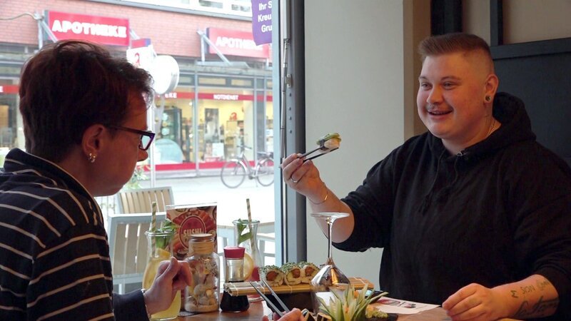 Damian (re.) ist überglücklich. Er darf offiziell bei Katharina wohnen. Das feiern sie mit einem besonderen Essen. – Bild: RTLZWEI