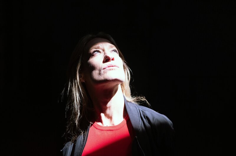 Ersetzt KI den Menschen – auch im Tanz? Dieser Frage geht die Choreographin Sylvia Camarda nach und lässt sich in Berlin von einer KI durch eine Performance führen. – Bild: ZDF /​ Daniel Waldhecker