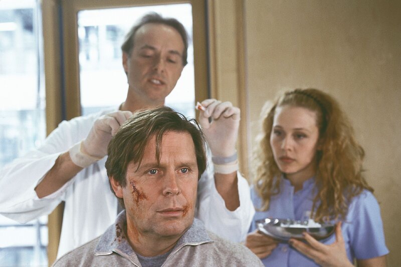 Stefan (Sigmar Solbach, vorne) wird selbst Patient der Waldner-Klinik. Dr. Christian Roehrs (Siemen Rühaak) und Schwester Sonja (Patricia Lueger) versorgen die Verletzungen, die Vanessas Mann ihm zugefügt hat. – Bild: RTLplus