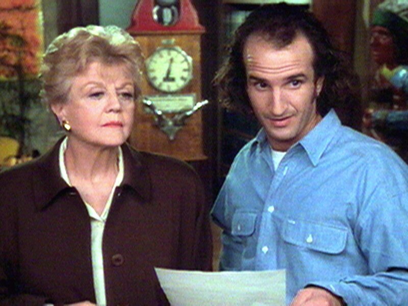Jessica (Angela Lansbury) wurde von dem Pflichtverteidiger Vincent (Stephen T. Kay) gebeten, einen ungelösten Mord aufzuklären. – Bild: Sat.1 Gold
