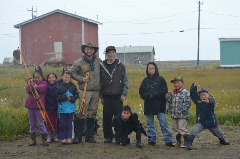 Nunivak Island, Alaska, USA: Austin Manelick posing with villagers. – Bild: Fred Greenlee /​ Brian Catalina Entertainment, LLC /​ National Geographic Channels