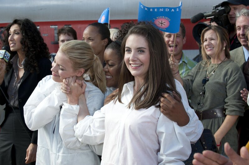 Das Greendale Community College konkurriert mit dem City College um den ersten simulierten Flug ins Weltall. Annie (Alison Brie, r.) und Britta (Gillian Jacobs, l.) sind zuversichtlich, dass sie gewinnen … – Bild: Sony Pictures Television Inc. All Rights Reserved. Lizenzbild frei