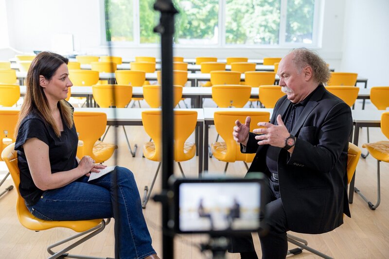 Lisa Gadenstätter im Gespräch mit Psychiater Michael Musalek von der Sigmund Freud Privat Universität. Der Vorstand des Instituts für Sozialästhetik und Psychische Gesundheit erklärt, welche Auswirkungen der Handyverzicht auf die Jugendlichen haben wird und mit welchen Entzugserscheinungen sie zu rechnen haben. – Bild: Neulandfilm /​ ORF /​ Stefan Vucsina