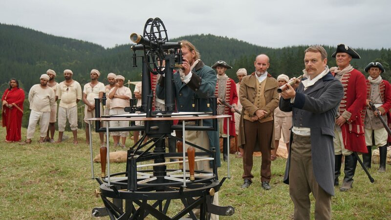 Der 500 Kilogramm schwere Theodolit war die Grundlage für den Erfolg der großen trigonometrischen Landvermessung Indiens im 19. Jahrhundert. Dieses Gerät machte es möglich, weit entfernte Punkte anzupeilen und präzise Winkel zu vermessen. – Bild: Reiner Bauer /​ ZDF