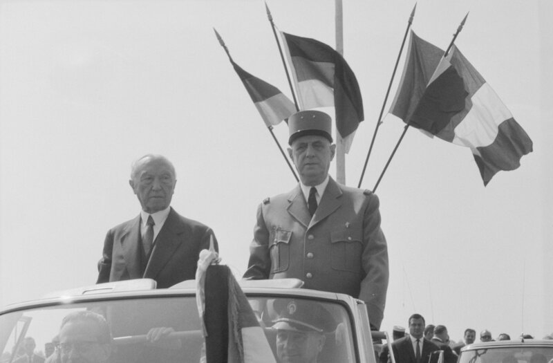 Von Feinden zu Freunden: Bundeskanzler Konrad Adenauer und Frankreichs Präsident Charles de Gaulle nehmen gemeinsam eine Parade ab. – Bild: Bettmann Archive /​ ZDF und Bettmann Archive