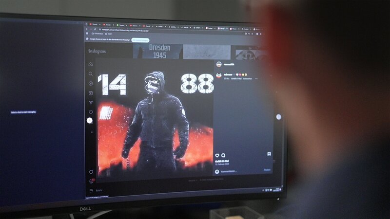 Das LKA Sachsen bei Ermittlungen. Rechtsextreme Zahlencodes werden in Chats und Profilnamen immer häufiger. – Bild: ZDF und Patrick Meyer-Clement Das LKA Sachsen bei Ermittlungen. Rechtsextreme Zahlencodes werden in Chats und Profilnamen immer häufiger. – Bild: ZDF und Patrick Meyer-Clement