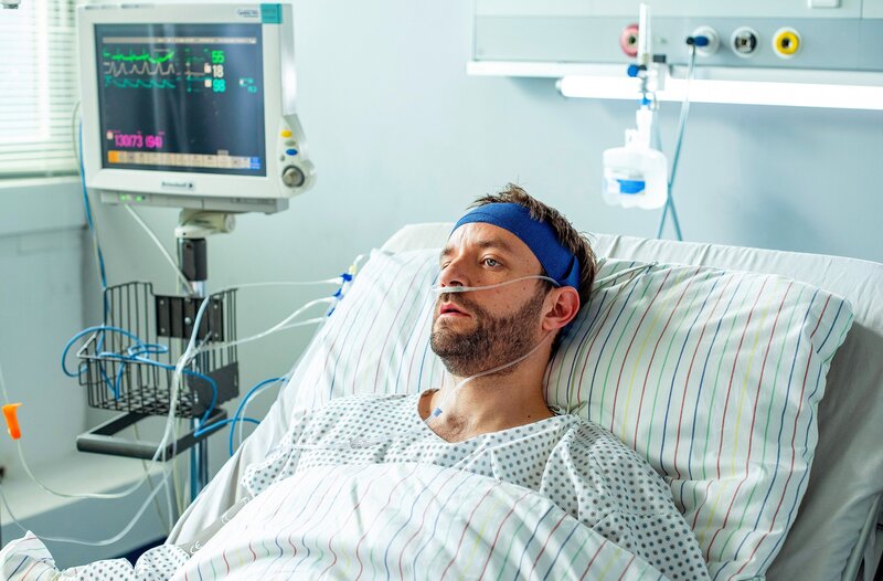 Kommissar Gregor (Jonas Minthe) hat nach einem Unfall im Wasser sein Gedächtnis verloren. – Bild: ORF/​ONE GATE/​ARD/​Thorsten Jander