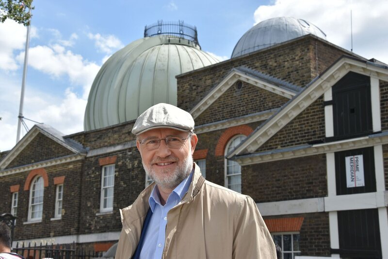 London ist ein Zentrum der Vermessungsgeschichte. Harald Lesch spürt im Royal Greenwich Observatory und anderen ehrwürdigen Orten der Wissenschaftsgeschichte den Meilensteinen der Vermessung unserer Erde nach. – Bild: Christopher Gerisch /​ ZDF