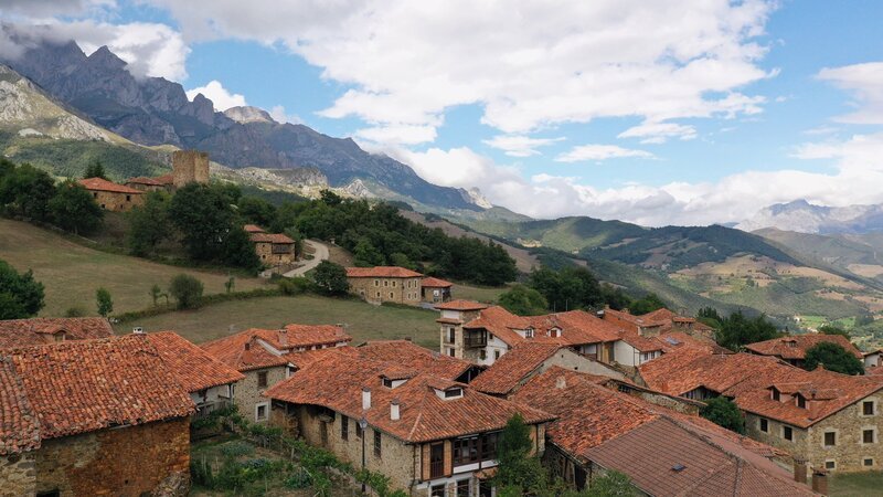 Inmitten der beeindruckenden Bergszenerie Asturiens liegt der Ort Mogrovejo. – Bild: SRF/​Autentic/​Monica Gumm