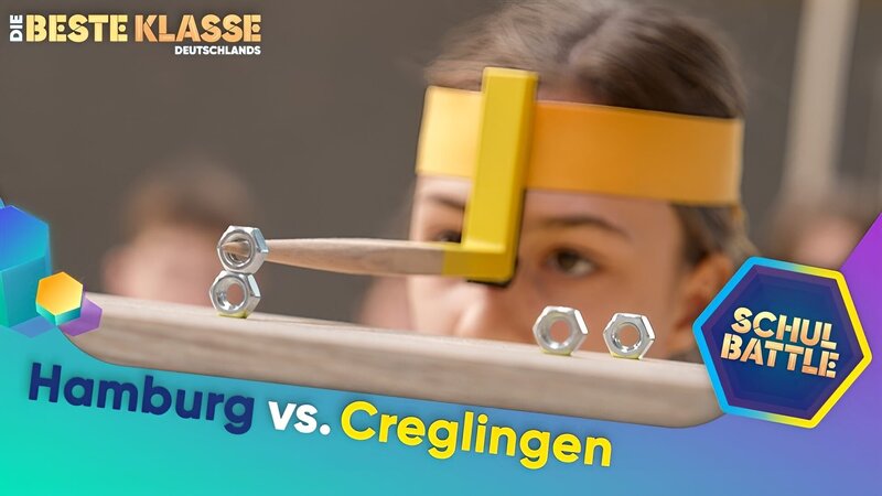 Dieses Schulbattle bestreiten die Klasse 6g vom Christlichen Gymnasium Uhlenhorst aus Hamburg und die Klasse 6a der Realschule aus Creglingen in Baden-Württemberg. – Bild: KiKA/​Bavaria Entertainment