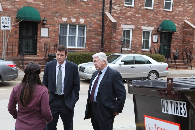 Die Detectives sprechen mit einer Frau – Bild: Jupiter Entertainment, 2018 Lizenzbild frei