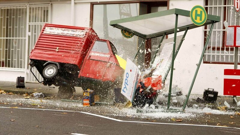 Ben hat mit einem Gemüsetransporter die Verfolgung der potenziellen Mörderin aufgenommen, wird jedoch an einer Kreuzung gerammt und verletzt dabei ein unschuldiges Kind …. – Bild: MG RTL D /​ Kai Schulz