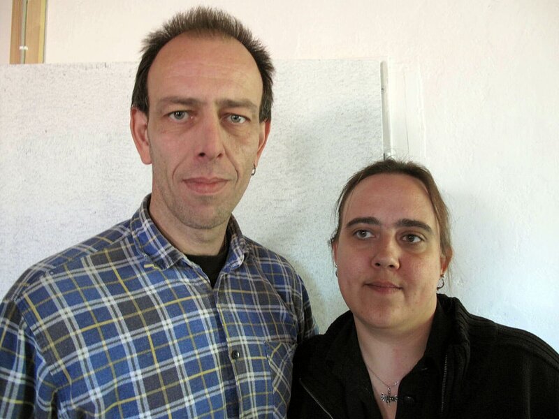 Ruth und Johannes-Jürgen arbeiten als „Erotic Art Designer“, das heißt, sie bauen erotische SM-Möbel für den Hausgebrauch, professionelle Clubs und SM-Studios. – Bild: RTL II