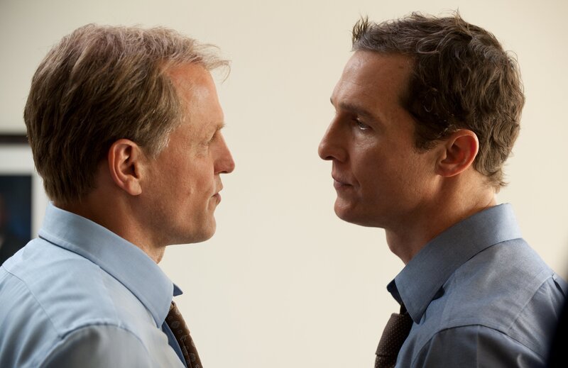 L-R: Detective Marty Hart (Woody Harrelson) und Detective Rust Cohle (Matthew McConaughey) – Bild: Â© 2013 Home Box Office, Inc. All rights reserved. HBO Â® and all related programs are the property of Home Box Office, Inc.