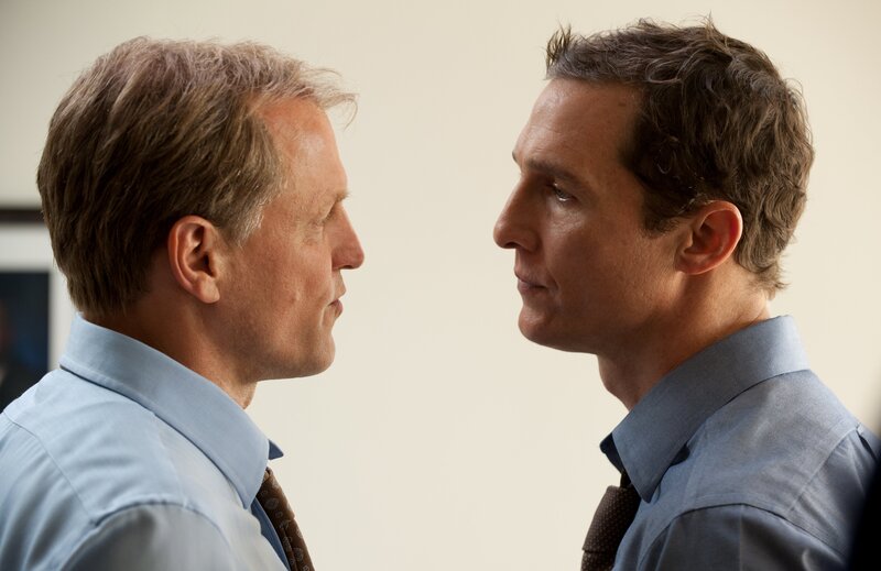 L-R: Detective Marty Hart (Woody Harrelson) und Detective Rust Cohle (Matthew McConaughey) – Bild: Â© 2013 Home Box Office, Inc. All rights reserved. HBO Â® and all related programs are the property of Home Box Office, Inc.