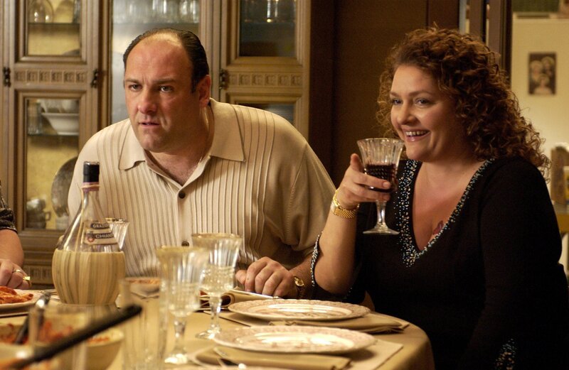 l-r: Tony Soprano (James Gandolfini), Janice Soprano (Aida Turturro) – Bild: HBO /​ Die Verwendung ist nur bei redaktioneller Berichterstattung im Rahmen einer Programmankündigung ab 2 Monate vor der ersten Auss /​ © [current year] Home Box Office, Inc. All rights reserved. HBO® and all related programs are the  …