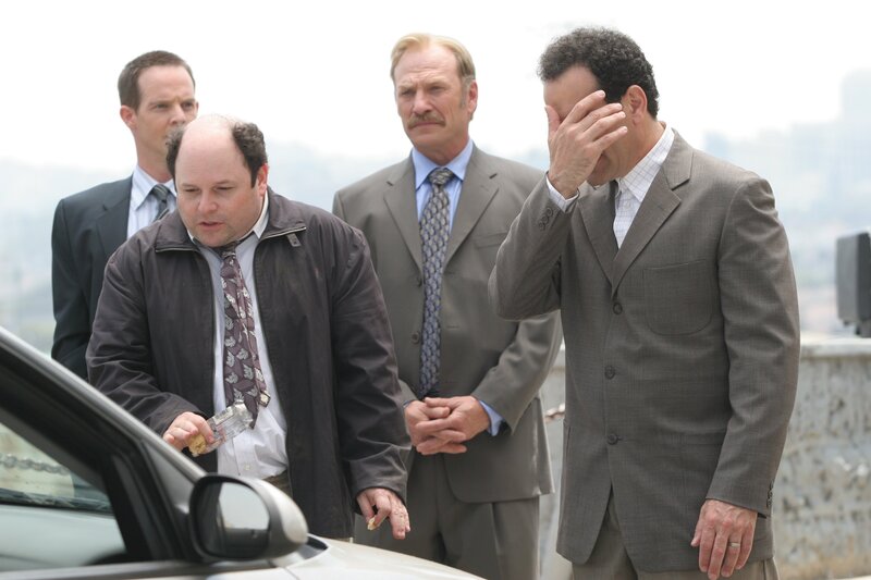 Für Monk (Tony Shalhoub, re.) ist es das Grauen: Der Privatdetektiv Marty Eels (Jason Alexander, 2.v.li.) ermittelt in einem Mordfall zu dem Capt. Stottlemeyer (Ted Levine, 2.v.re.) und Lt. Disher (Jason Gray-Stanford, li.) auch Monk hinzugezogen haben. Die Methoden des Ermittler Eels lassen jedoch die bekannt skurrile Ermittlungsarbeit von Monk als völlig alltäglich erscheinen. – Bild: Turner /​ NBC UNIVERSAL