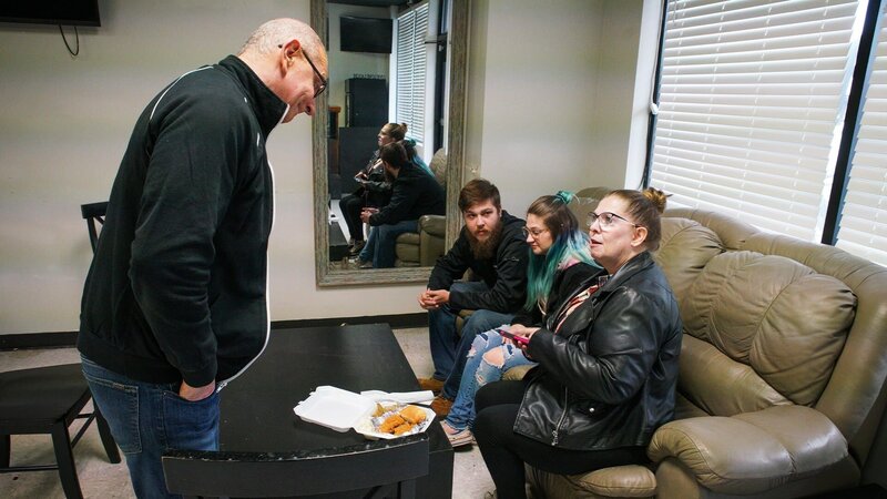 Robert Irvine (l.) – Bild: Warner Bros. Discovery