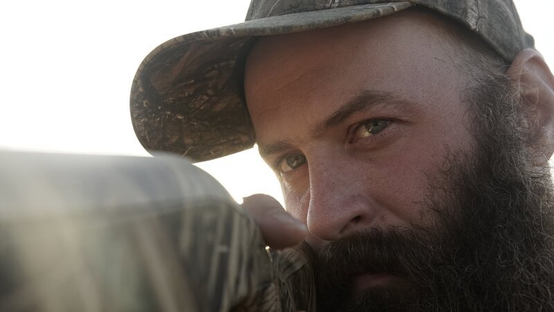 Mat holds a gun and points. – Bild: Discovery Communications