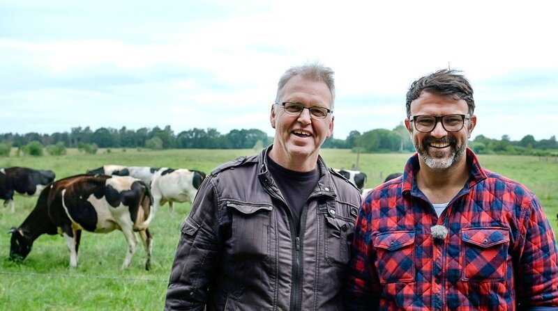 Tarik bei Ökomelkbur Hans Möller. – Bild: ZDF und NDR/​Leitwolf TV- und Filmprodukttion GmbH