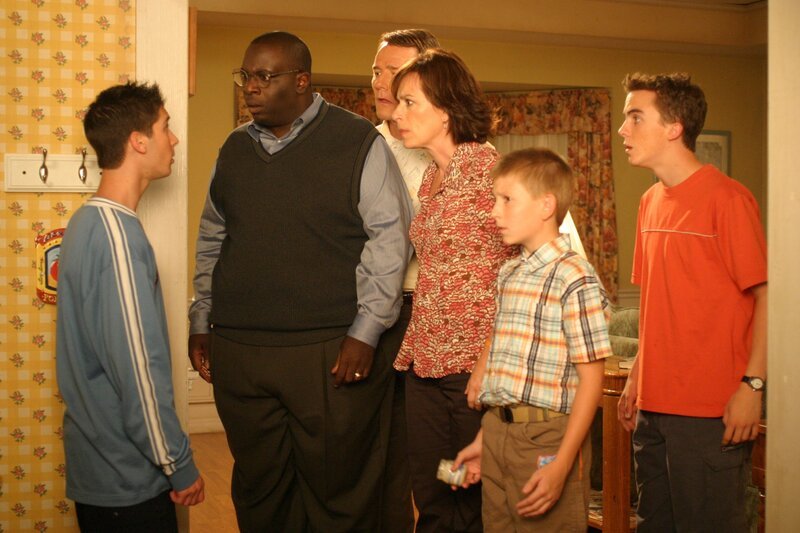 Reese (Justin Berfield, l.) hat sich verplappert und muss sich nun Abe (Gary Anthony Williams, 2.v.l.), Hal (Bryan Cranston, 3.v.l.), Lois (Jane Kaczmarek, 3.v.r.), Dewey (Eric Per Sullivan, 2.v.r.) und Malcolm (Frankie Muniz, r.) stellen … – Bild: ViacomCBS